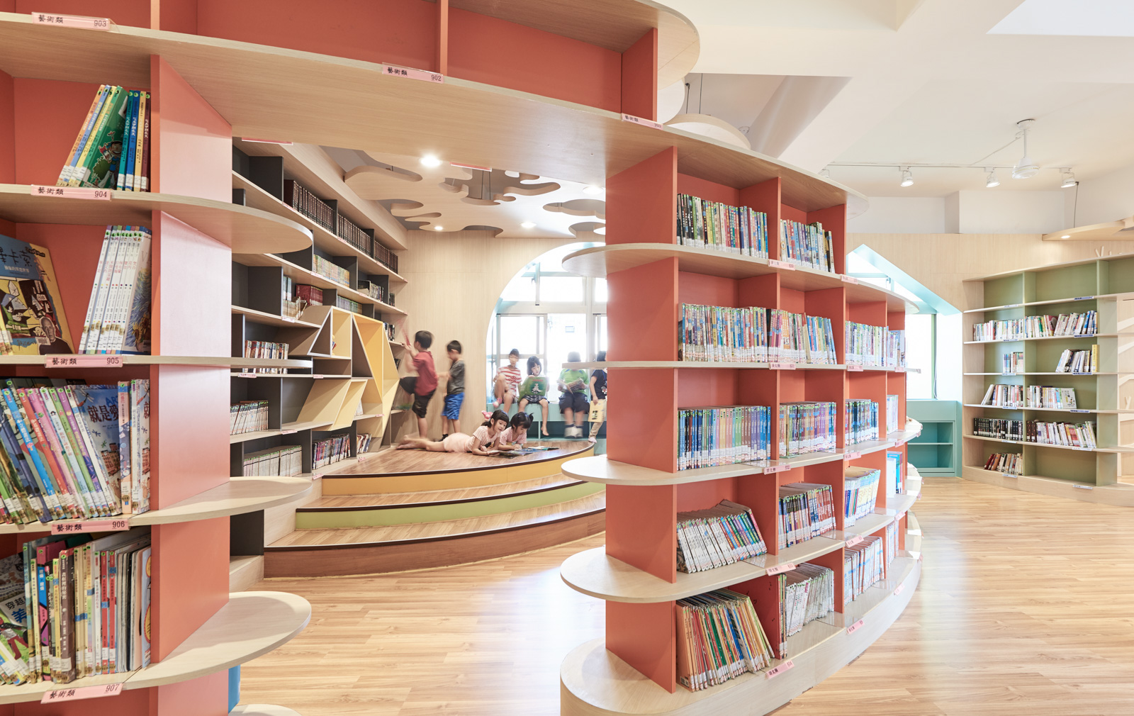 Библиотека учебных материалов. Дизайн школьной библиотеки. Библиотека мебель. Дизайн библиотеки деревья. Библиотечная мебель для школьных библиотек.