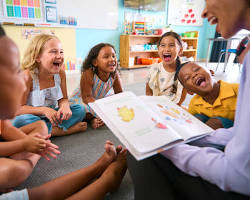 Hình ảnh về Primary School Classroom with happy children and teacher