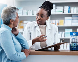 Hình ảnh về Pharmacist advising a patient