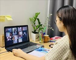 Hình ảnh về Sinh viên học trực tuyến qua máy tính
