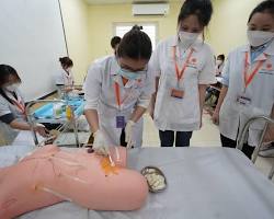 Hình ảnh về Sinh viên Trường Điều Dưỡng thực hành tại phòng lab
