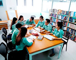 Hình ảnh về Sinh viên học nhóm tại thư viện trường